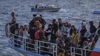 Para pemudik yang mayoritas berasal dari Kota Ternate memanfaatkan transportasi laut untuk menuju berbagai wilayah di Kabupaten Halmahera Selatan, seperti Gane Barat dan Kayoa. Mereka memilih mudik lebih awal agar dapat merayakan Lebaran bersama keluarga di daerah asal. Antara Foto/Andri Saputra