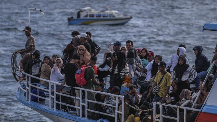 Pemudik menaiki kapal antarpulau bersiap untuk berangkat di Pelabuhan Bastiong Ternate, Maluku Utara, Rabu (18/3/2026). Pada H-2 Lebaran ratusan pemudik yang tinggal di Kota Ternate itu mulai menggunakan jasa transportasi antarpulau tujuan Gane Barat dan Kayoa di Kabupaten Halmahera Selatan kembali ke kampung halaman mereka masing-masing untuk merayakan hari raya Idul Fitri bersama keluarga. ANTARA FOTO/Andri Saputra/foc.