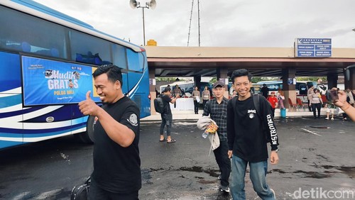 Momen para peserta mudik gratis Polda Bali ketika ingin menaikin armada bus yang telah disediakan di Terminal Ubung, Rabu (18/3/2026).