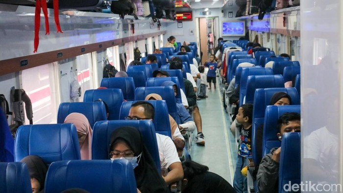 Ribuan peserta mudik gratis mengikuti program Mudik Aman Berbagi Harapan di Stasiun Pasar Senen, Jakarta, Rabu (18/3/2026). Program yang digelar PLN ini memberangkatkan pemudik ke berbagai daerah.