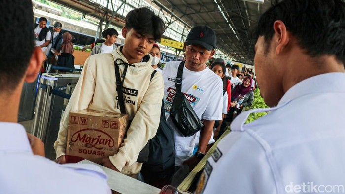 Ribuan peserta mudik gratis mengikuti program Mudik Aman Berbagi Harapan di Stasiun Pasar Senen, Jakarta, Rabu (18/3/2026). Program yang digelar PLN ini memberangkatkan pemudik ke berbagai daerah.