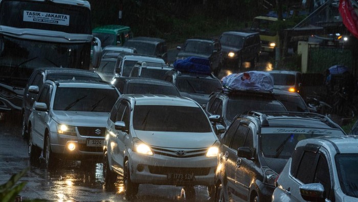 Suasana pengendara melintasi jalur mudik Nagreg di Kabupaten Bandung, Jawa Barat, Rabu (18/3/2026). Satlantas Polresta Bandung mencatat sebanyak 95383 kendaraan telah melintasi jalur arus mudik nagreg menuju Garut, Tasikmalaya dan Jawa Tengah hingga pukul 18.00 WIB dengan prediksi puncak arus mudik pada malam hari hingga Kamis (19/3). ANTARA FOTO/Novrian Arbi/agr