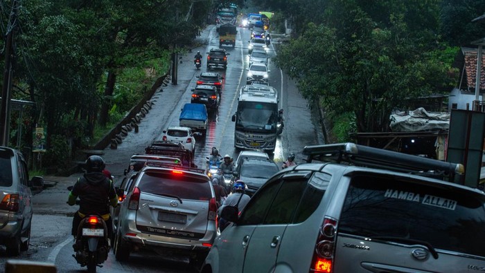 Suasana pengendara melintasi jalur mudik Nagreg di Kabupaten Bandung, Jawa Barat, Rabu (18/3/2026). Satlantas Polresta Bandung mencatat sebanyak 95383 kendaraan telah melintasi jalur arus mudik nagreg menuju Garut, Tasikmalaya dan Jawa Tengah hingga pukul 18.00 WIB dengan prediksi puncak arus mudik pada malam hari hingga Kamis (19/3). ANTARA FOTO/Novrian Arbi/agr