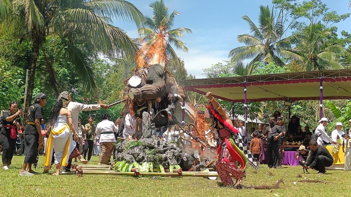 Ogoh-ogoh berbentuk kerbau dan babi diarak keliling Desa Klinting, Kecamatan Somagede, Kabupaten Banyumas, Rabu (18/3/2026).