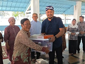 PB XIV Mangkubumi-Tedjowulan Kompak Bagikan Sembako ke Abdi Dalem Keraton Solo