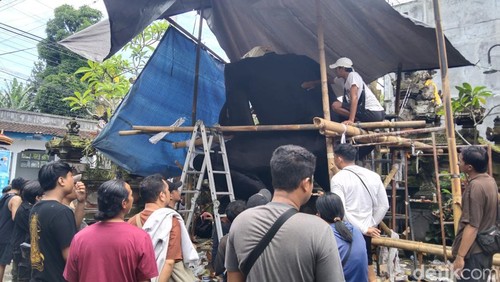 Para pemuda STT Ananta Genta Laksana dibantu pemuda STT dari banjar lain menggarap ogoh-ogoh dari awal setelah kejadian kebakaran pada Rabu (18/3/2026).