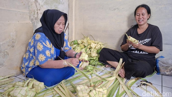 Para perajin ketupat di Blok Kupat, Kota Bandung.