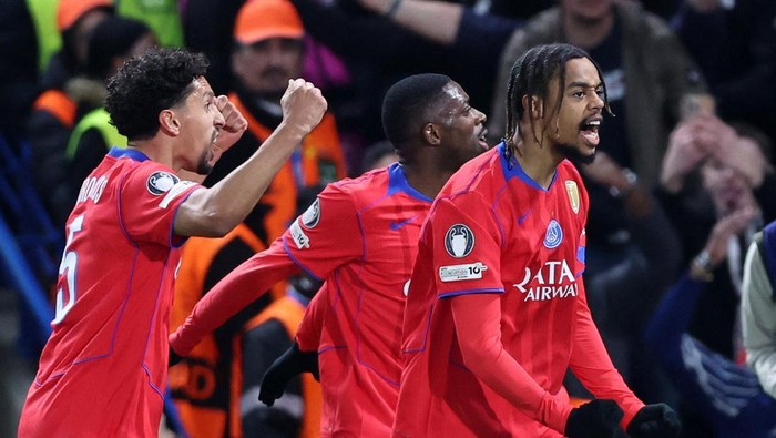 Soccer Football - UEFA Champions League - Round 16 - Second Leg - Chelsea v Paris St Germain - Stamford Bridge, London, Britain - March 17, 2026 Paris St Germains Bradley Barcola celebrates scoring their second goal with Ousmane Dembele and Marquinhos REUTERS/David Klein