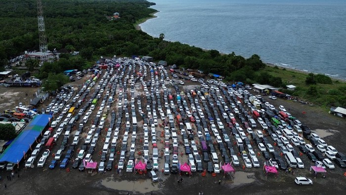 Foto udara kepadatan kantong parkir Terminal Kargo Gilimanuk, Jembrana, Bali, Rabu (18/3/2026). Kepadatan terjadi menjelang penutupan sementara aktivitas penyeberangan Pelabuhan Gilimanuk-Ketapang pada 19 Maret 2026 pukul 05.00 WITA dalam rangka perayaan Hari Raya Nyepi Umat Hindu di Bali yang bertepatan dengan puncak arus mudik Idul Fitri 2026. ANTARA FOTO/Budi Candra Setya/foc.