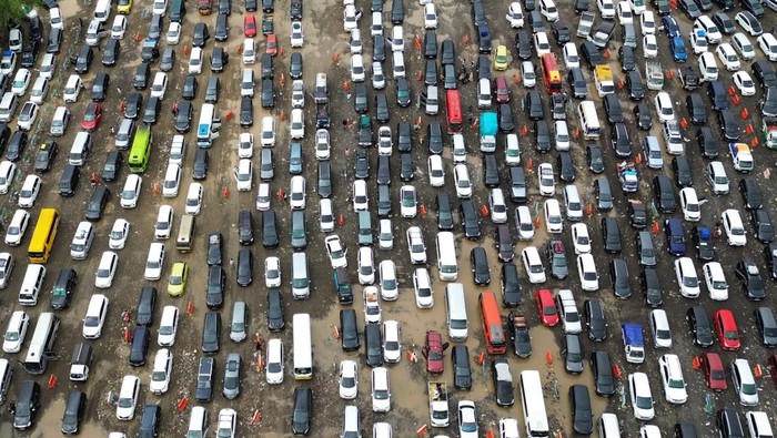 Foto udara kepadatan kantong parkir Terminal Kargo Gilimanuk, Jembrana, Bali, Rabu (18/3/2026). Kepadatan terjadi menjelang penutupan sementara aktivitas penyeberangan Pelabuhan Gilimanuk-Ketapang pada 19 Maret 2026 pukul 05.00 WITA dalam rangka perayaan Hari Raya Nyepi Umat Hindu di Bali yang bertepatan dengan puncak arus mudik Idul Fitri 2026. ANTARA FOTO/Budi Candra Setya/foc.
