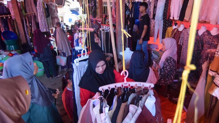Warga berbelanja kebutuhan lebaran di Pasar Rabaa Kayu Pasak, Nagari Salareh Aia, Palembayan Agam, Sumatera Barat, Rabu (18/3/2026). Pasar Nagari yang terdampak bencana November 2025 itu ramai oleh pembeli yang berburu kebutuhan lebaran.  ANTARA FOTO/Fitra Yogi/foc.