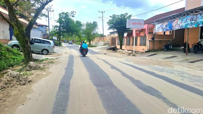 Pasir sisa banjir di Jalan Slamet Riyadi, Kelurahan Karang Anyar, Kecamatan Tarakan Barat