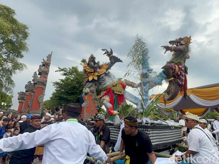 Semarak Pawai Ogoh-ogoh Sambut Nyepi di Surabaya