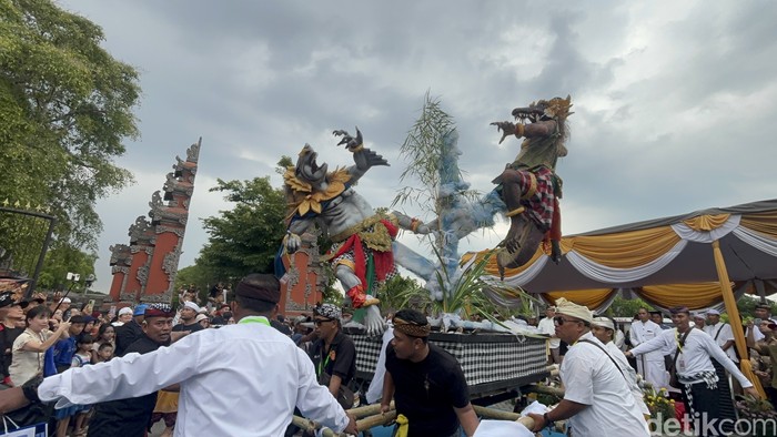 Pawai ogoh-ogoh jelang perayaan nyepi di Surabaya