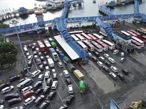 Jelang Penutupan, Ratusan Kendaraan Masih Antre di Pelabuhan Ketapang