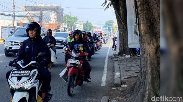 Pemudik bermotor lintasi jalur Cileunyi Pemudik bermotor lintasi jalur Cileunyi