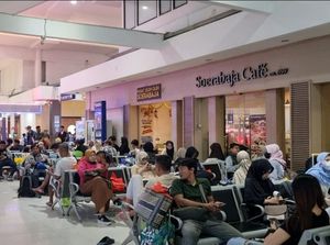 Hujan Mengguyur, Pemudik Masih Ramai di Stasiun Gubeng Surabaya