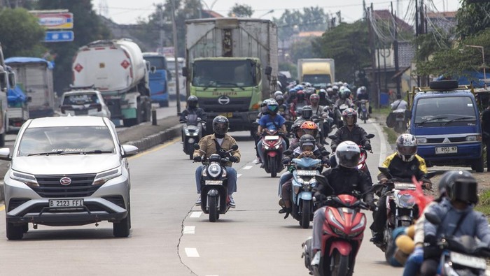 Pemudik bersepeda motor melintas di jalur Pantura Losarang, Indramayu, Jawa Barat, Rabu (18/3/2026). Memasuki H-3 Lebaran, arus mudik di jalur Pantura terpantau ramai dan didominasi kendaraan roda dua. Berdasarkan data Dinas Perhubungan Jawa Barat,dari tanggal 13 hingga 18 Maret 2026 sebanyak 294.935 kendaraan roda dua dari arah Jakarta menuju Jawa Tengah telah melintas di jalur Pantura. ANTARA FOTO/Dedi Suwidiantoro/foc.