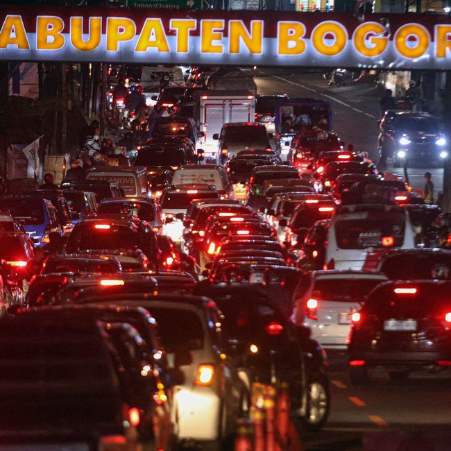 Pemudik Padati Jalur Puncak Menuju Selatan Jawa Barat