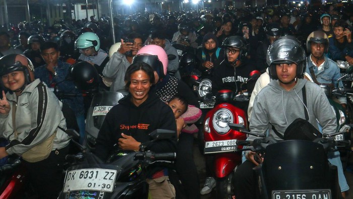 Sejumlah pemudik pengguna roda dua antre memasuki kapal di Pelabuhan Gilimanuk, Jembrana, Bali, Selasa (17/3/2026). Menjelang puncak arus mudik Idul Fitri, pelabuhan penyeberangan Jawa-Bali tersebut mulai dipadati pemudik kendaraan roda dua yang hendak menyeberang menuju Pulau Jawa, dengan peningkatan volume kendaraan terjadi pada malam hari. ANTARA FOTO/Budi Candra Setya/foc.