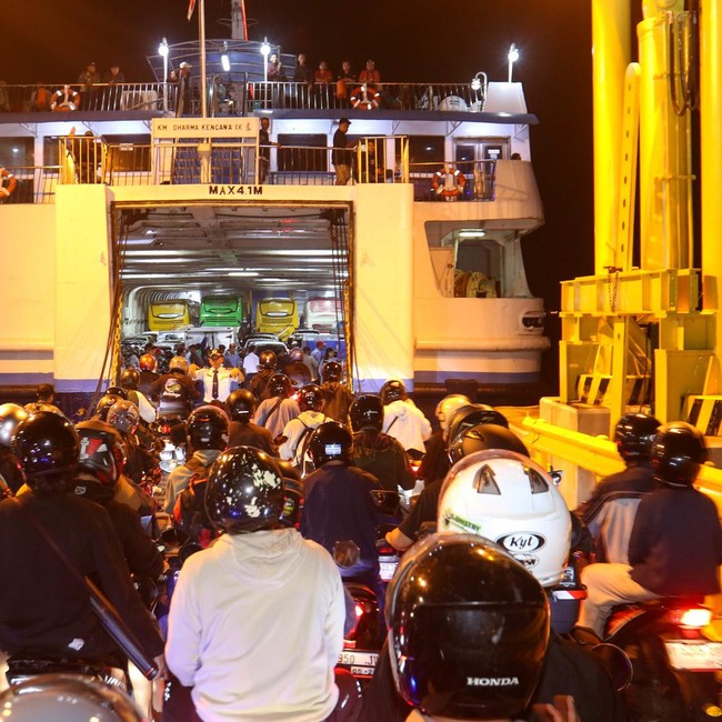 Pemudik Roda Dua Mulai Padati Pelabuhan Gilimanuk Jelang Puncak Arus Mudik
