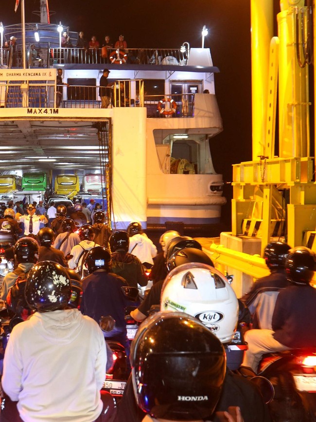 Pemudik Roda Dua Mulai Padati Pelabuhan Gilimanuk Jelang Puncak Arus Mudik