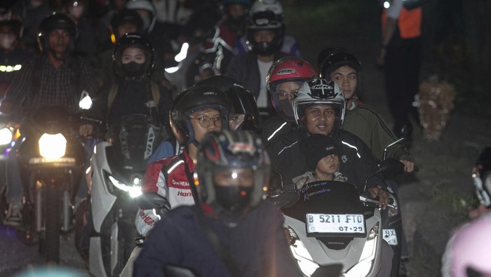 Pemudik sepeda motor melintas di Klari, Karawang, Jawa Barat, Rabu (18/9/2026). Menteri Perhubungan Dudy Purwagandhi memprediksi puncak arus mudik sepeda motor terjadi pada Rabu (18/3) dengan presentase mencapai 16,74 persen atau setara dengan 24,08 juta orang dan berpotensi menimbulkan kepadatan di jalur penghubung antardaerah. ANTARA FOTO/Darryl Ramadhan/agr