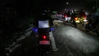 Jalur penghubung antardaerah dipadati kendaraan roda dua seiring puncak arus mudik yang diprediksi terjadi pada pertengahan pekan. Foto: ANTARA FOTO/Darryl Ramadhan