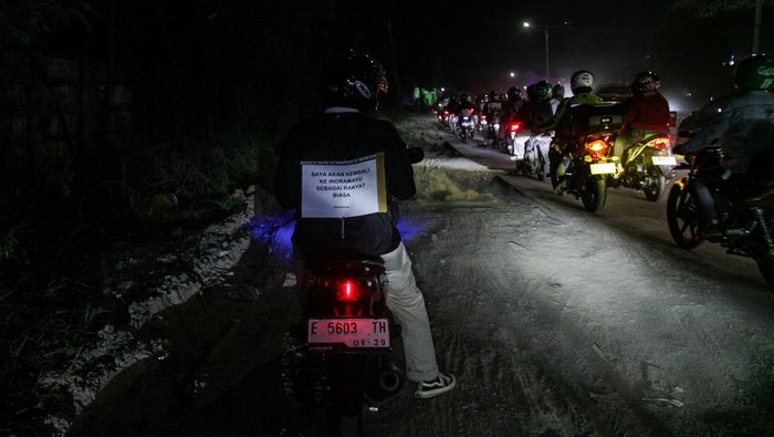 Pemudik sepeda motor melintas di Klari, Karawang, Jawa Barat, Rabu (18/9/2026). Menteri Perhubungan Dudy Purwagandhi memprediksi puncak arus mudik sepeda motor terjadi pada Rabu (18/3) dengan presentase mencapai 16,74 persen atau setara dengan 24,08 juta orang dan berpotensi menimbulkan kepadatan di jalur penghubung antardaerah. ANTARA FOTO/Darryl Ramadhan/agr