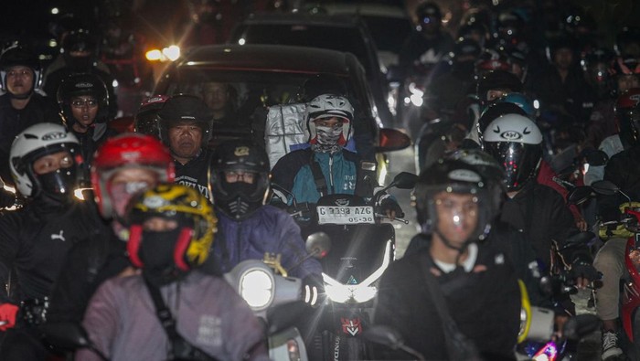 Pemudik sepeda motor melintas di Klari, Karawang, Jawa Barat, Rabu (18/9/2026). Menteri Perhubungan Dudy Purwagandhi memprediksi puncak arus mudik sepeda motor terjadi pada Rabu (18/3) dengan presentase mencapai 16,74 persen atau setara dengan 24,08 juta orang dan berpotensi menimbulkan kepadatan di jalur penghubung antardaerah. ANTARA FOTO/Darryl Ramadhan/agr
