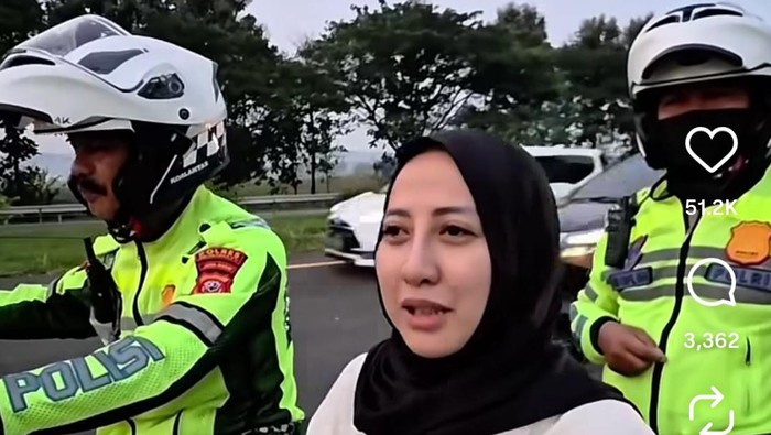 Pemudik tertinggal rombongan saat salat subuh di Rest Area Km 130 Tol Cipali, akhirnya naik motor polisi susul keluarga.