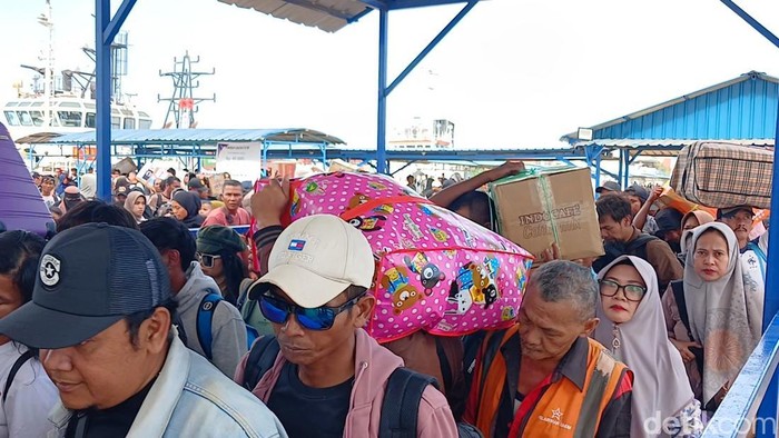 Pemudik tujuan Tanjung Priok, Jakarta tengah menaiki KM Ngampulu di Pelabuhan Batam. (Alamudin/detikcom)