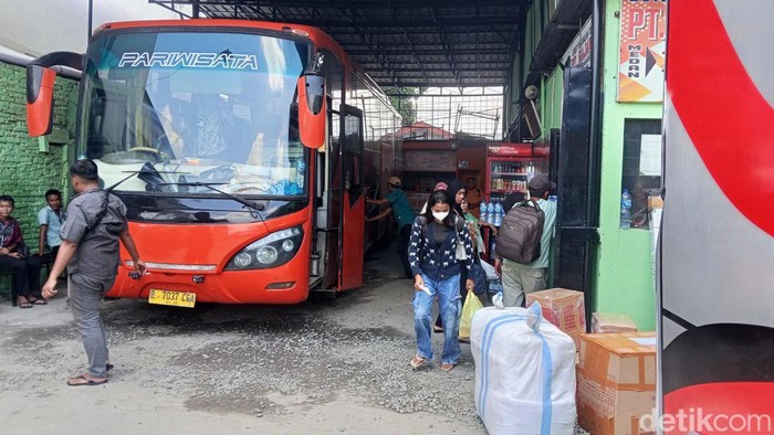 Pemudik yang menggunakan moda transportasi bus (Siti Asyaroh/detikcom)
