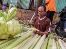 Pengrajin Ketupat Tetap Sibuk Jelang Lebaran Meski Penjualan Belum Menggeliat