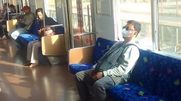 Penumpang bisa memiilih tempat duduk sendiri di KRL saat libur Lebaran