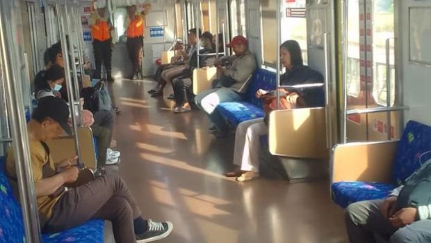 Penumpang bisa memiilih tempat duduk sendiri di KRL saat libur Lebaran
