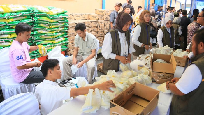 Penyaluran bantuan pangan di Palembang