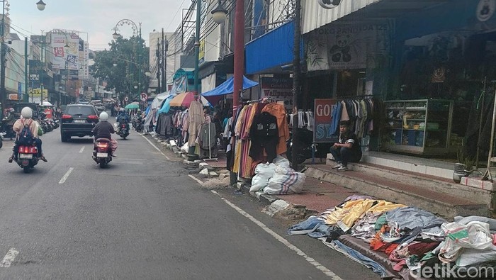 PKL musiman memadati pedestrian Jalan Gandawijaya Cimahi jelang Lebaran