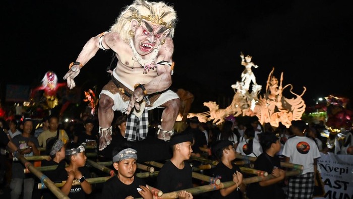 Anak-anak mengarak Ogoh-Ogoh jelang Hari Raya Nyepi tahun Saka 1948 di Desa Adat Tuban, Badung, Bali, Rabu (18/3/2026). Parade Ogoh-ogoh itu dilakukan guna menetralisir unsur negatif agar perayaan Nyepi dapat dilaksanakan dengan damai sekaligus untuk mengapresiasi kreativitas seni budaya para pemuda. ANTARA FOTO/Fikri Yusuf/agr
