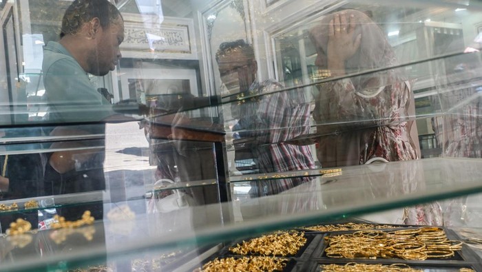 Warga membeli perhiasan emas di Pasar Idi Rayeuk, Kabupaten Aceh Timur, Aceh, Rabu (18/3/2026). Menjelang Hari Raya Idul Fitri 1447 H, warga di wilayah terdampak bencana tersebut mulai berbelanja perhiasan emas baru untuk dipakai saat hari raya. ANTARA FOTO/Rivan Awal Lingga/agr