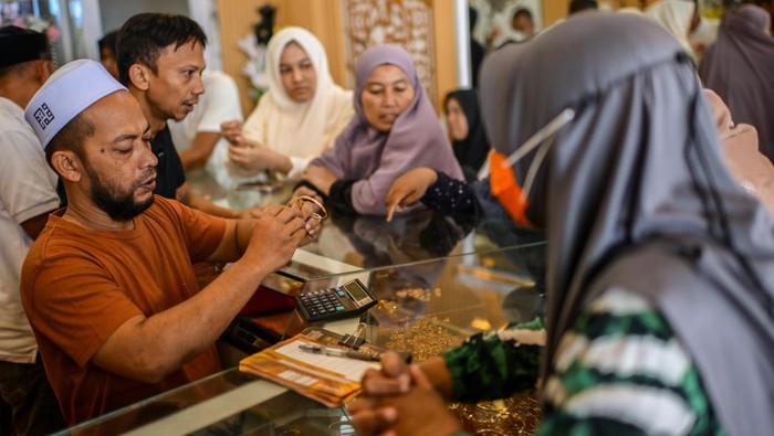 Warga membeli perhiasan emas di Pasar Idi Rayeuk, Kabupaten Aceh Timur, Aceh, Rabu (18/3/2026). Menjelang Hari Raya Idul Fitri 1447 H, warga di wilayah terdampak bencana tersebut mulai berbelanja perhiasan emas baru untuk dipakai saat hari raya. ANTARA FOTO/Rivan Awal Lingga/agr