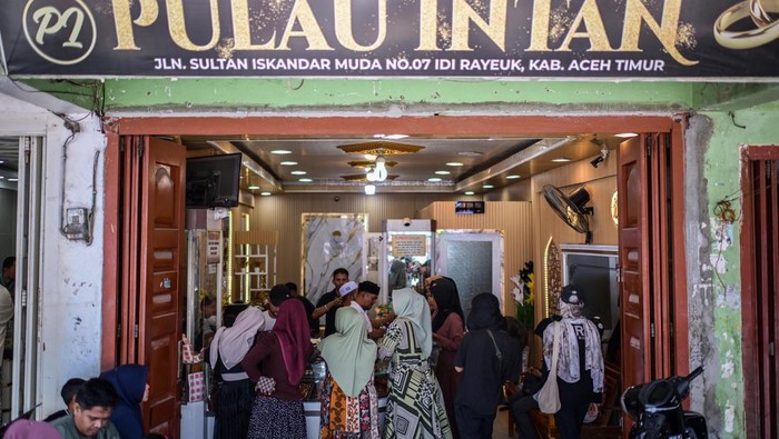 Warga membeli perhiasan emas di Pasar Idi Rayeuk, Kabupaten Aceh Timur, Aceh, Rabu (18/3/2026). Menjelang Hari Raya Idul Fitri 1447 H, warga di wilayah terdampak bencana tersebut mulai berbelanja perhiasan emas baru untuk dipakai saat hari raya. ANTARA FOTO/Rivan Awal Lingga/agr
