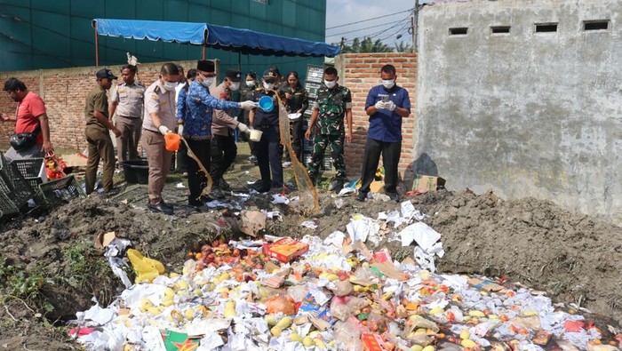 Proses pemusnahan mangga ilegal asal Vietnam di Sumut. (dok. Karantina Sumut)
