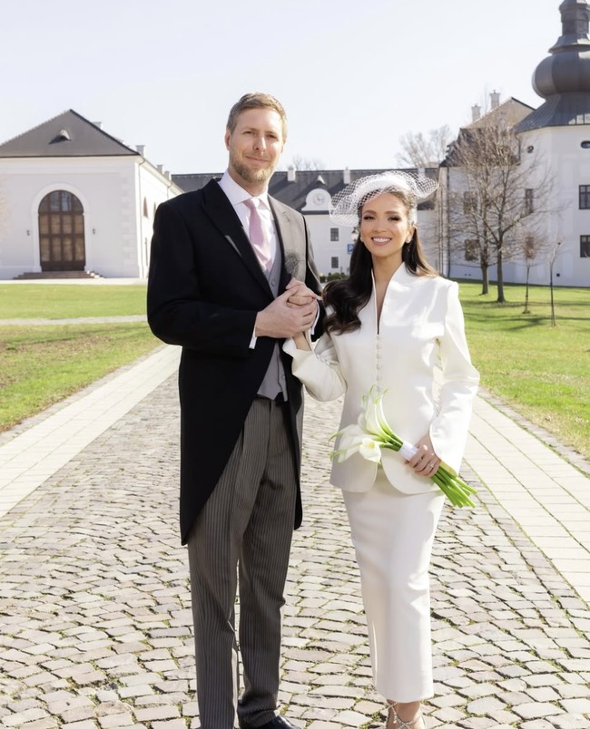 Momen pernikahan tersebut diabadikan dalam foto yang diambil di Apponyi Castle, kastil bersejarah di Slovakia. Lokasi ini dipilih sebagai bentuk penghormatan terhadap warisan keluarga Ratu Geraldine yang memiliki akar Hungaria. Foto: dok. Instagram
