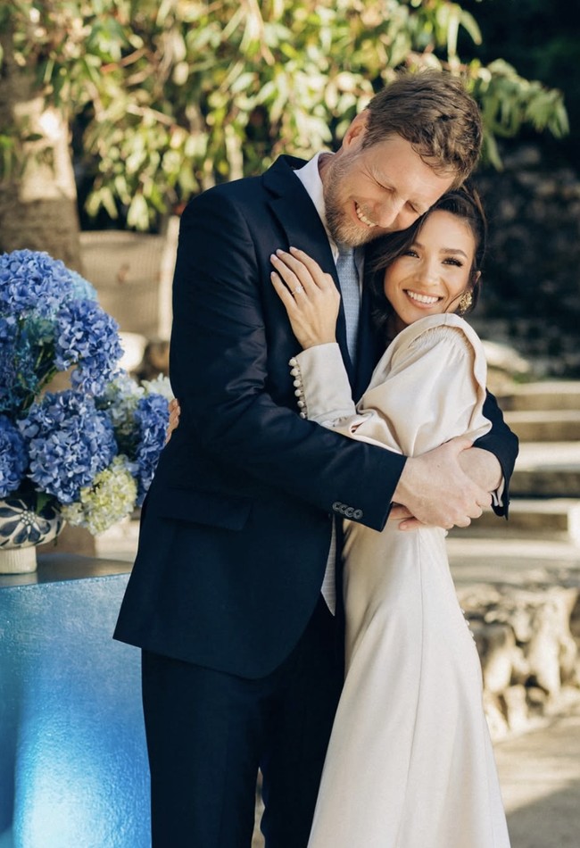 Meski monarki Albania telah dihapus sejak 1946, Leka masih menjadi kepala keluarga kerajaan House of Zogu. Setelah menikah, Blerta kini menyandang gelar Putri Albania dan menggunakan nama keluarga Zogu. “Setelah pernikahan, Putri Blerta akan menyandang nama keluarga Zogu dan gelar Putri Albania,” tulis pihak istana. Foto: dok. Instagram