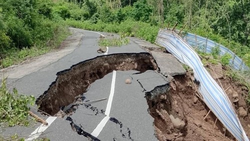Ruas jalan lintas Baku-Sumi, Kecamatan Lambu, Kabupaten Bima, NTB, yang rusak parah, Rabu (18/3/2026). (Dok. BPBD Bima)