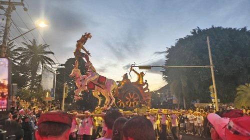 Salah satu ogoh-ogoh yang ditampilkan dalam Pengerupukan Fest 2 yang digelar Desa Adat Buleleng, Rabu (18/3/2026). (Wijaya Kusuma/detikBali)