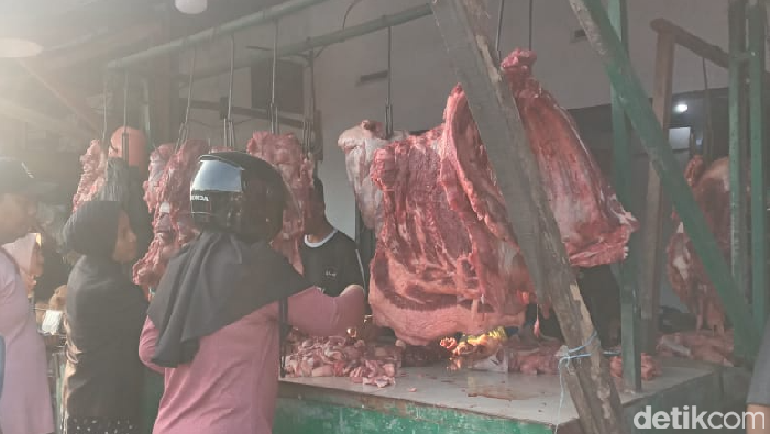 Salah satu pedagang daging sapi di Pasar Sukaramai, Kota Medan. (Rindi Antika/detikSumut)