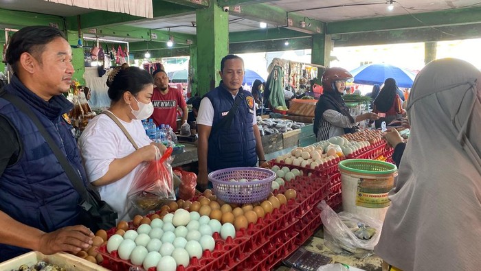Satgas Pangan Polda Babel cek harga Bapok di Pasar Pagi Pangkalpinang.