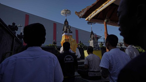 Sejumlah narapidana beragama Hindu di Lapas Kelas IIA Kuripan, Lombok Barat, sedang beribadah. (Foto : Kanwil Ditjenpas NTB)
